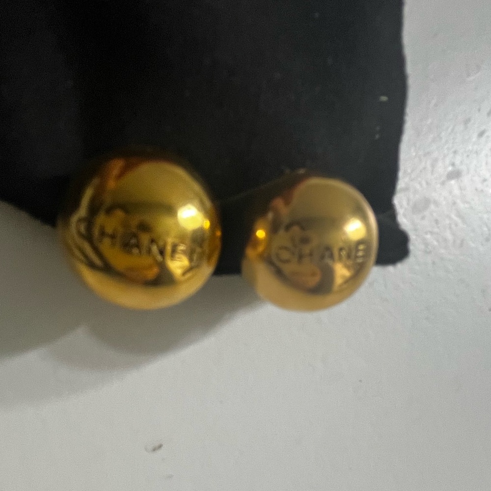 Chanel Earrings Logo Gold Plated Ball 98P - rare vintage - Picture 5 of 6